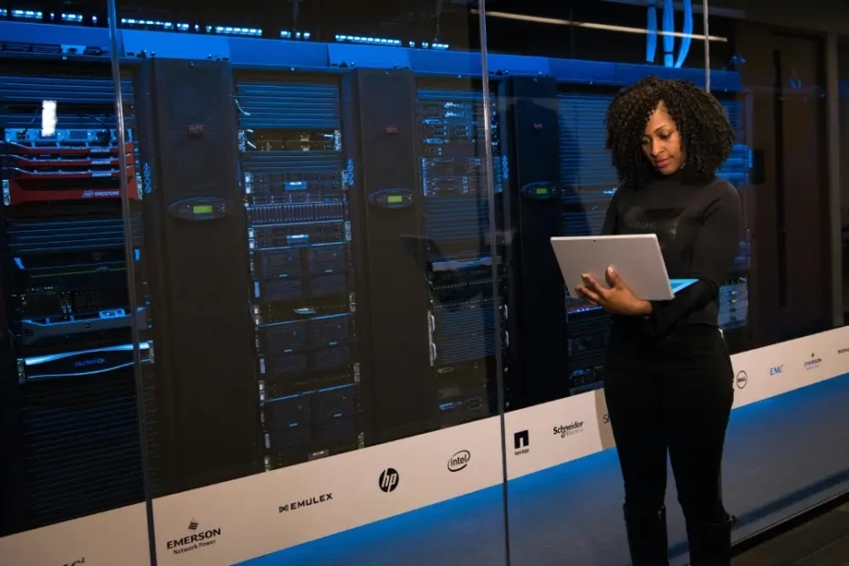 Technicienne devant des serveurs en cours de déploiement informatique