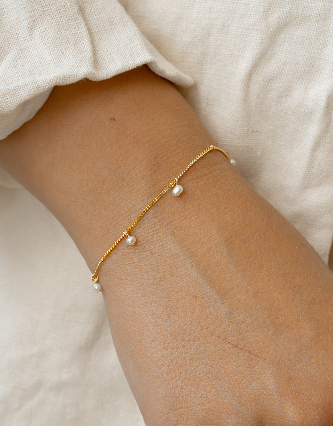 Nala guld armbånd med perler er et elegant perlearmbånd