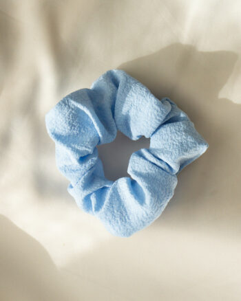 Structured scrunchie – Lyseblå