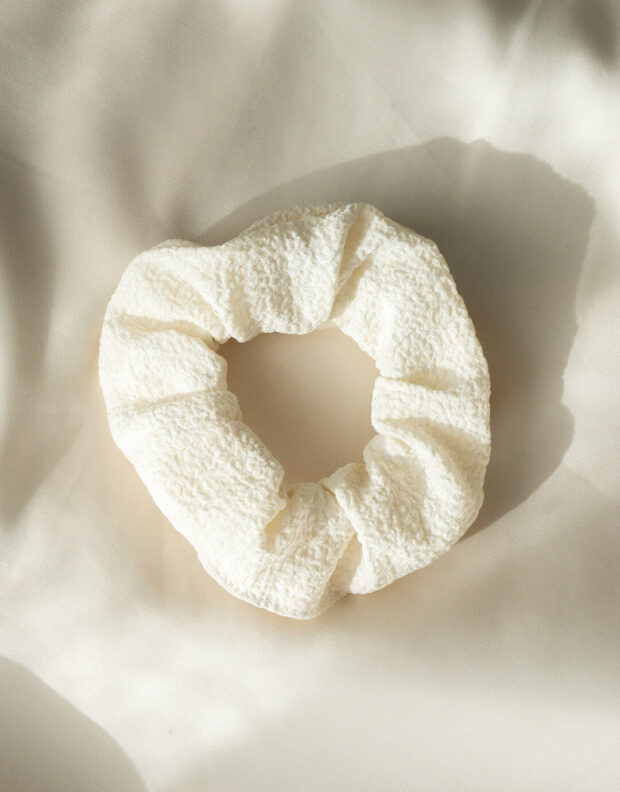 struktur scrunchie hvid creme