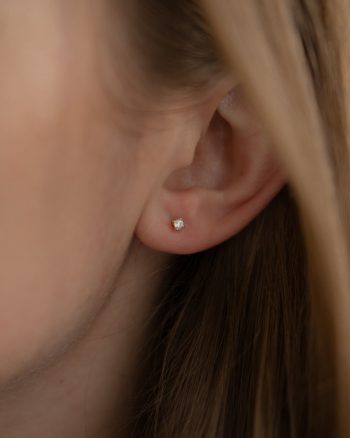 Ciara 2 mm – Guld ørestikker