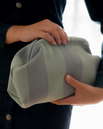 Luna clutch – Blå/grøn stribet