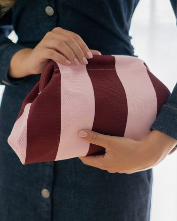 Luna clutch – Mørkerød/lyserød stribet