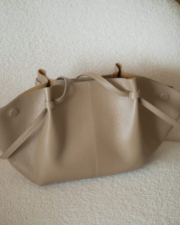 Livia (taupe) – Stor skuldertaske i læder