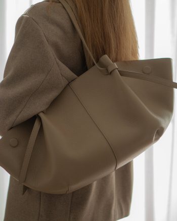 Livia (taupe) – Stor skuldertaske i læder