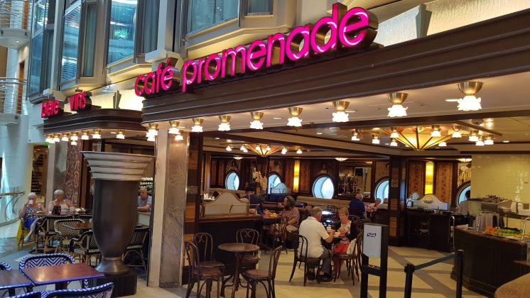 Café Promenade on Navigator of the Seas. Photo: © <a href="https://business.krydstogt.nu/">#CruiserByHeart</a>, 2018.