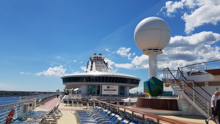 Pool deck on Navigator of the Seas. Photo: © <a href="https://business.krydstogt.nu/">#CruiserByHeart</a>, 2018.