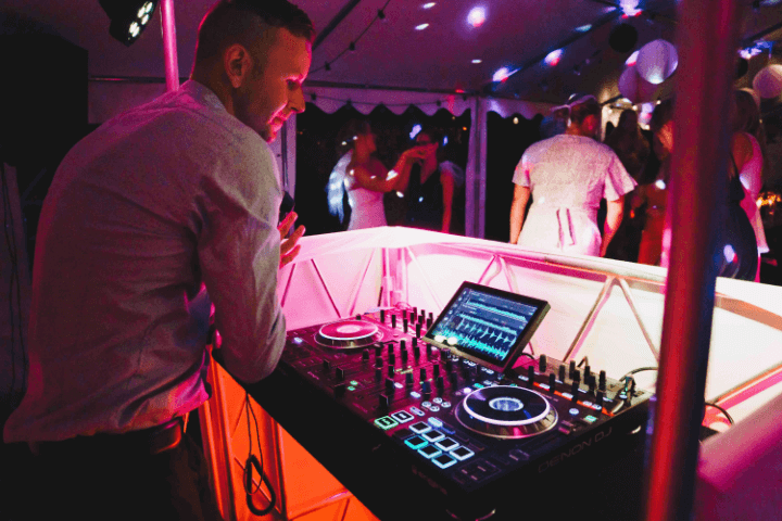 Ring tilbage Ministerium dans Lej en professionel DJ til din fest | Beregn selv din pris | +10 års  erfaring