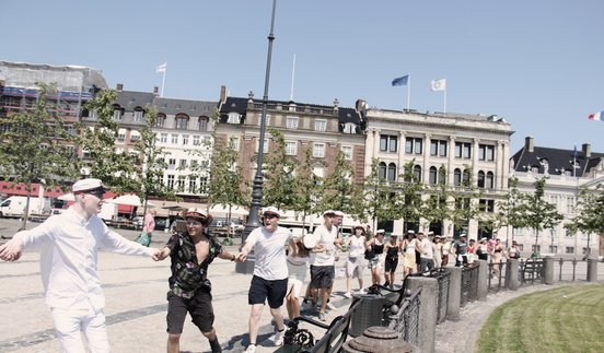 Danmarks sikreste studentervogne fra EventTrucks.dk Her er der glade studenter med STX studenterhuer igang med studenterkørsel i solskin og dejlig sommer i Danmark i studenterugen. Tradition i Kongens Lyngby