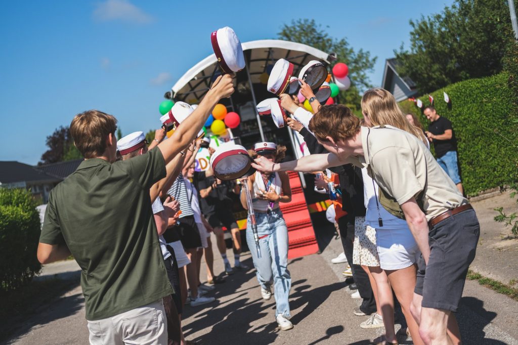 Studentervogn - studenterkørsel og fejring af studenter med EventTrucks.dk Her ses en tradition med en ølbong når man kommer hjem til sin familie. trygt og sikkert på vores studentervogne. Her er skridsikker trappe med gelænder standard