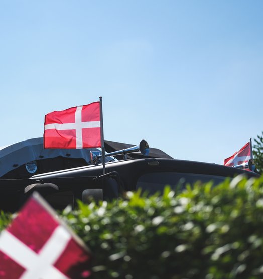 studentervogn fra EventTrucks.dk - Holder pause hos en af studenternes familier. Flag og luft kompressorhorn hører til studenterkørsel når studenterne skal fejre deres studenterhuer i studenterugen.