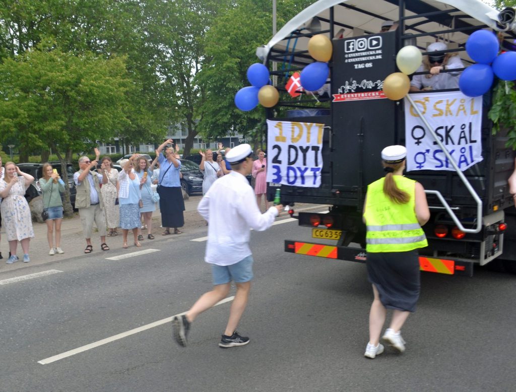 tradition ved studenterkørsel og en studentervogn fra EventTrucks.dk studenter med 12 tal i studenterhuen skal løbe bag studentervognen