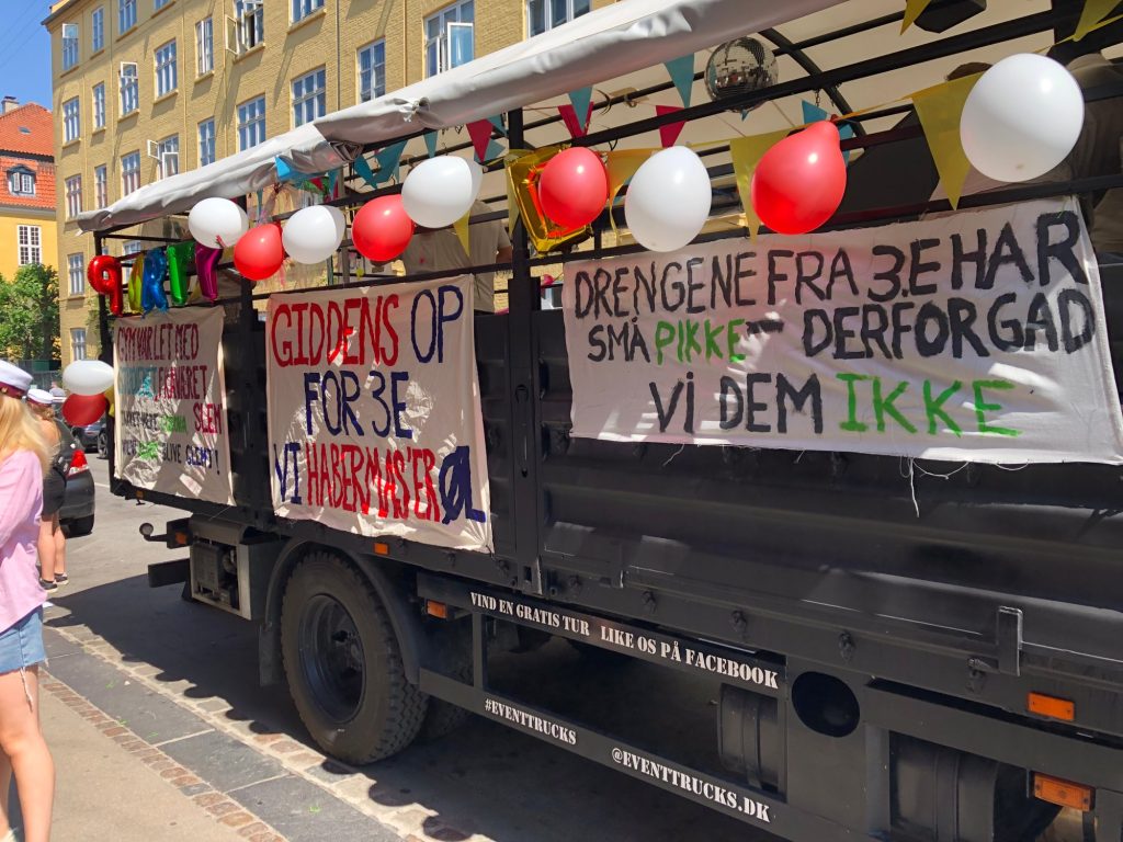 Værd at vide om studenterkørsel. Banner og pynt på studentervogn fra EventTrucks.dk Balloner og høj sikkerhed giver den mest trygge studenterkørsel