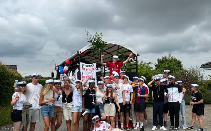 Studentervogn og studenterkørsel fra EventTrucks.dk studenter fra Aarhus Business College med hhx studenterhue