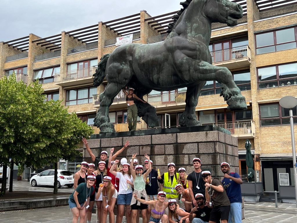 Priser - EventTrucks.dk - Vores hjemmebane. Østervold i Randers med studentervognen fuld af glade unge studenter. STX studenterhuer foran hesten fra Randers Statsskole