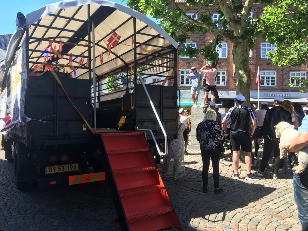 standard studentervogn fra EventTrucks.dk ved torvet i grenå med glade studenter