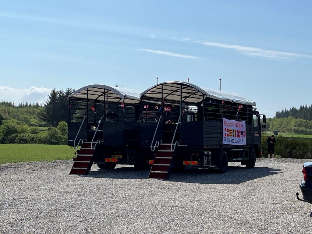 2 VIP studentervogne fra EventTrucks.dk Vi har de sikreste studentervogne i Danmark. skridsikker trapper og gelænder studenterkørsel book flere - spar mere