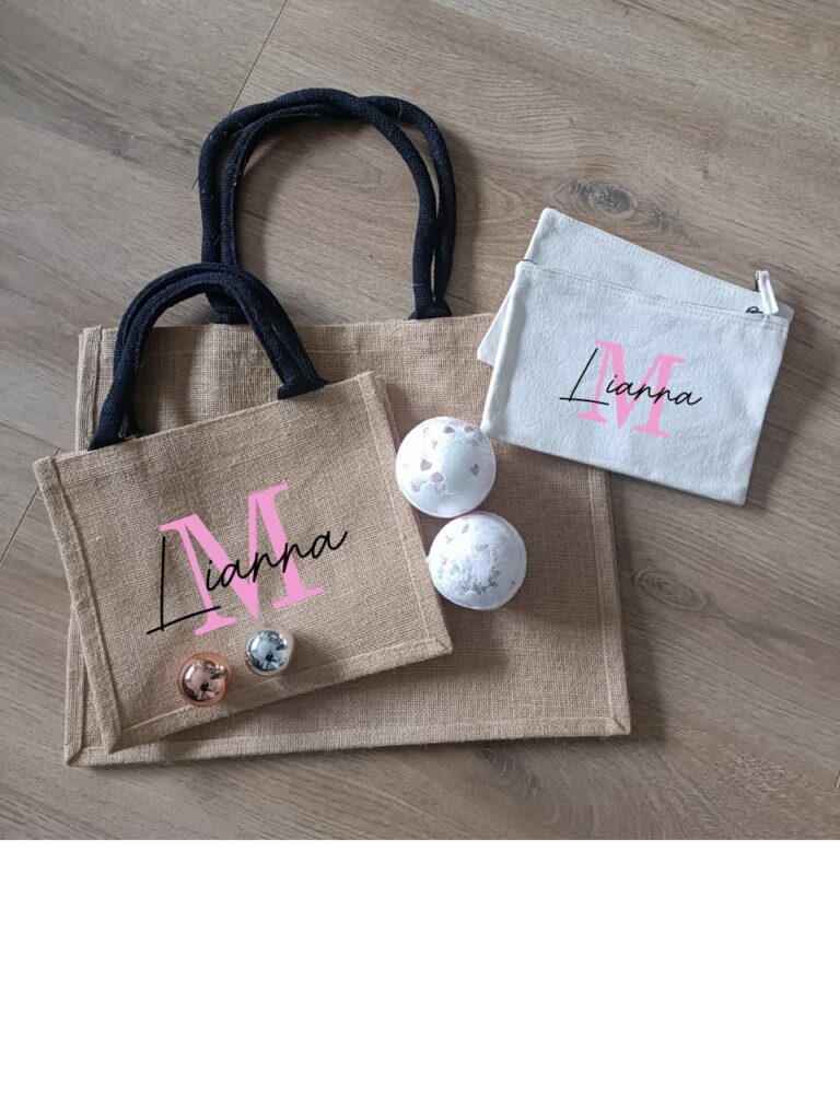 Box Complicité: 2 sac en toile de jute ( un petit et un grand), 2 trousses en coton, 2 produits de bain, 2 baumes à lèvresBox Complicité: 2 sac en toile de jute ( un petit et un grand), 2 trousses en coton, 2 produits de bain, 2 baumes à lèvres