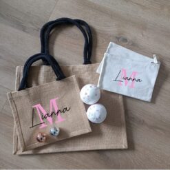 Box Complicité: 2 sac en toile de jute ( un petit et un grand), 2 trousses en coton, 2 produits de bain, 2 baumes à lèvresBox Complicité: 2 sac en toile de jute ( un petit et un grand), 2 trousses en coton, 2 produits de bain, 2 baumes à lèvres