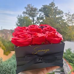 Coffret de 9 rose de savon, couleur rose ou rouge pour les roses et noir pour le coffret