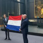 André Kuipers toont zijn Nederlandse vlag voor de Nachtwacht in het Rijksmuseum Amsterdam