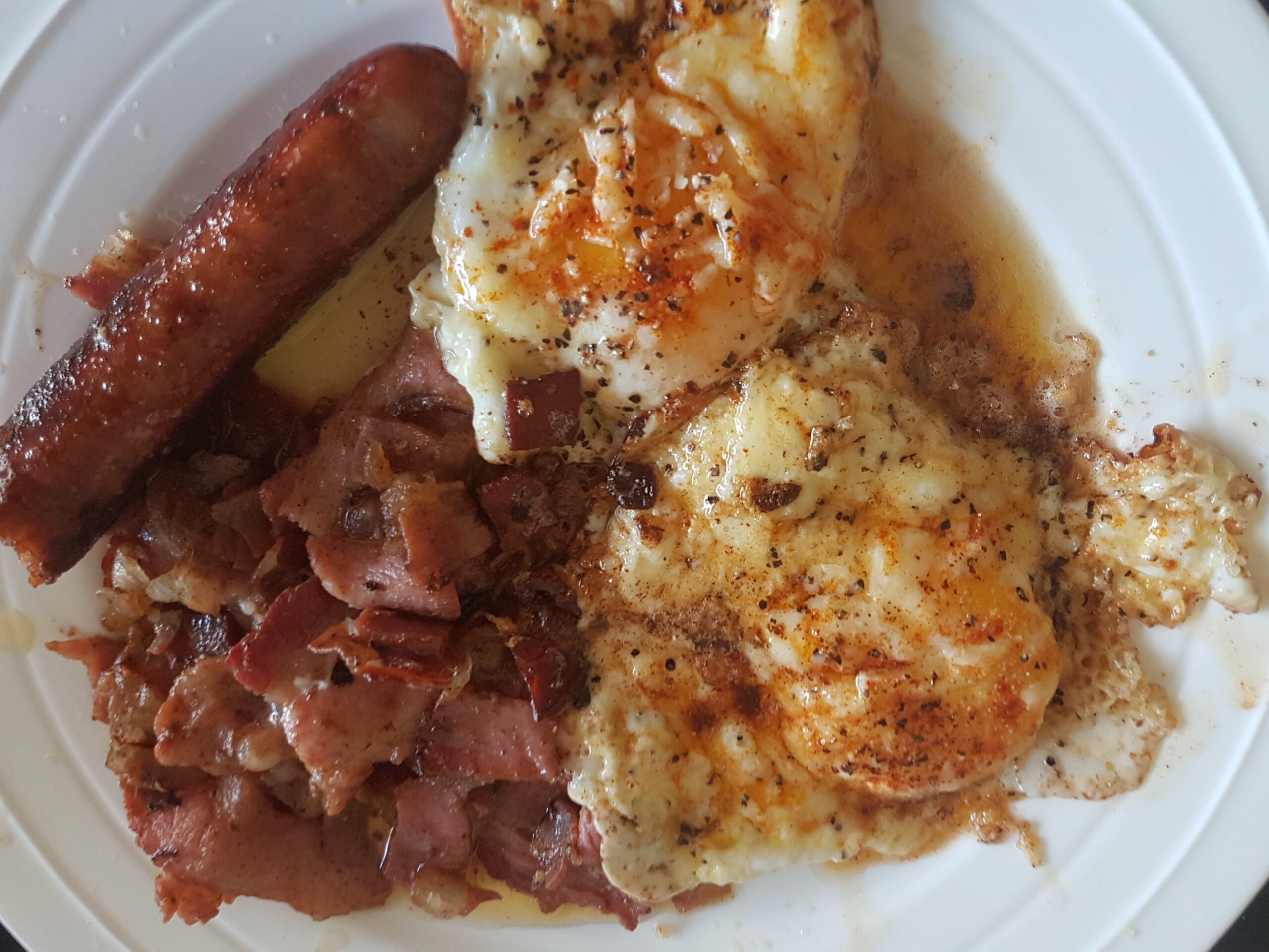 Egg og bacon med pølse Fakta360.no