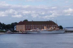 Kongeskibet ligger til kaj ved Sønderborg slot
