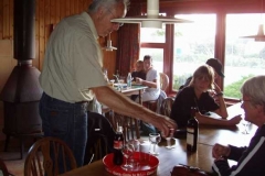 Campingfatter Henning serverer rødvin