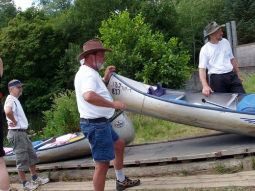 Svend Aage trækker kano over