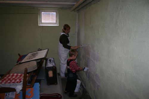 Anna og Viggo maler kælderen