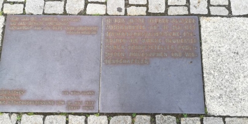 Indskribtion på Bebelplatz ved mindesmærket for bogafbrændingen.