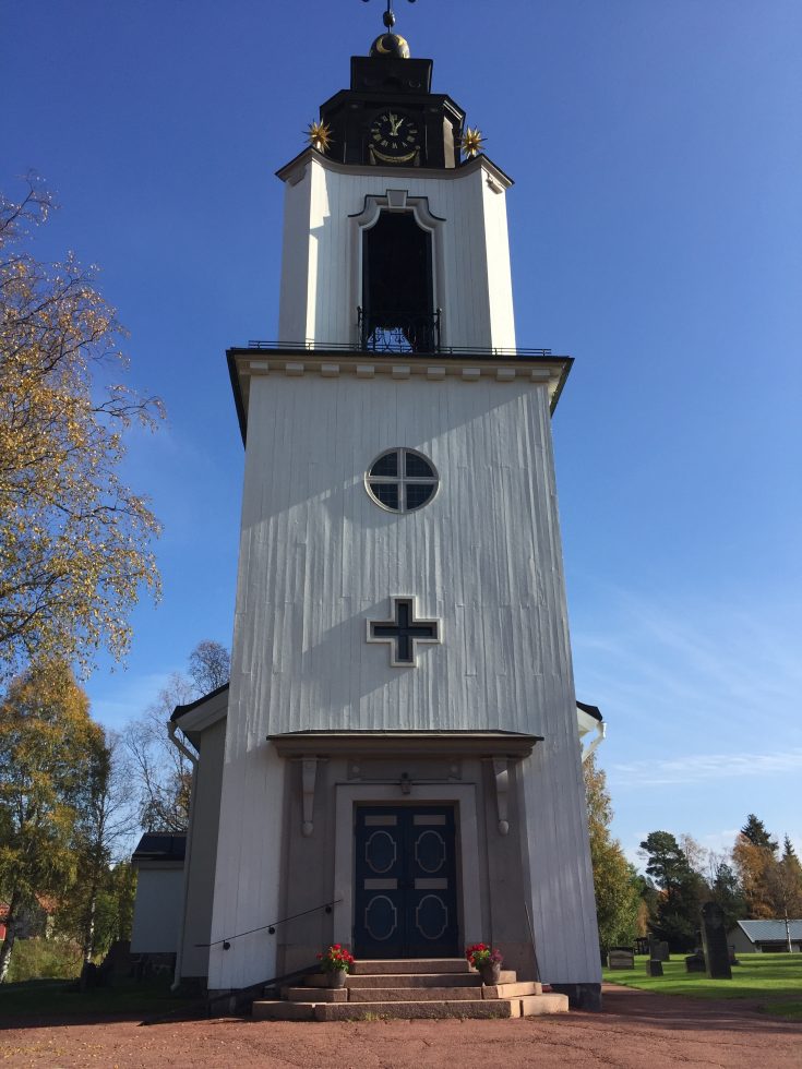 Idre kyrka i höstsol.