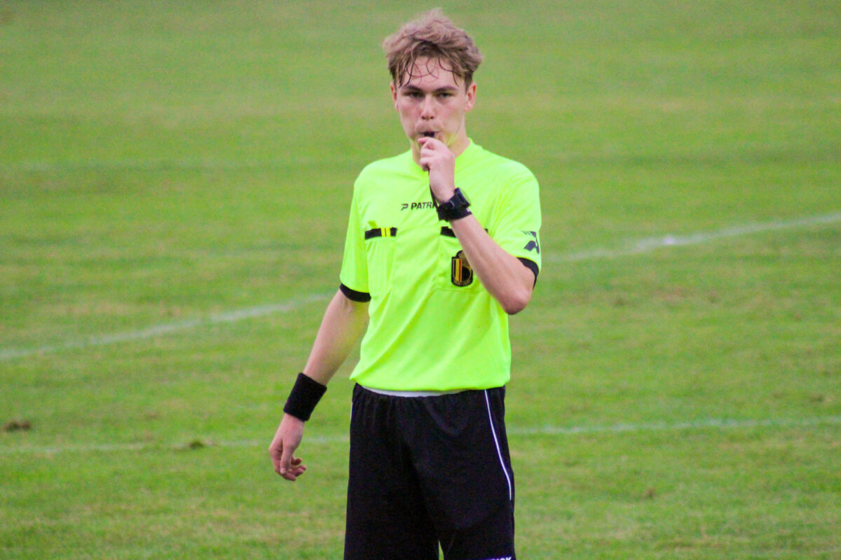 Louis De Beule, speler bij FC Daknam, schittert als eerste scheidsrechter bij oefenmatch Rode Duivels U16