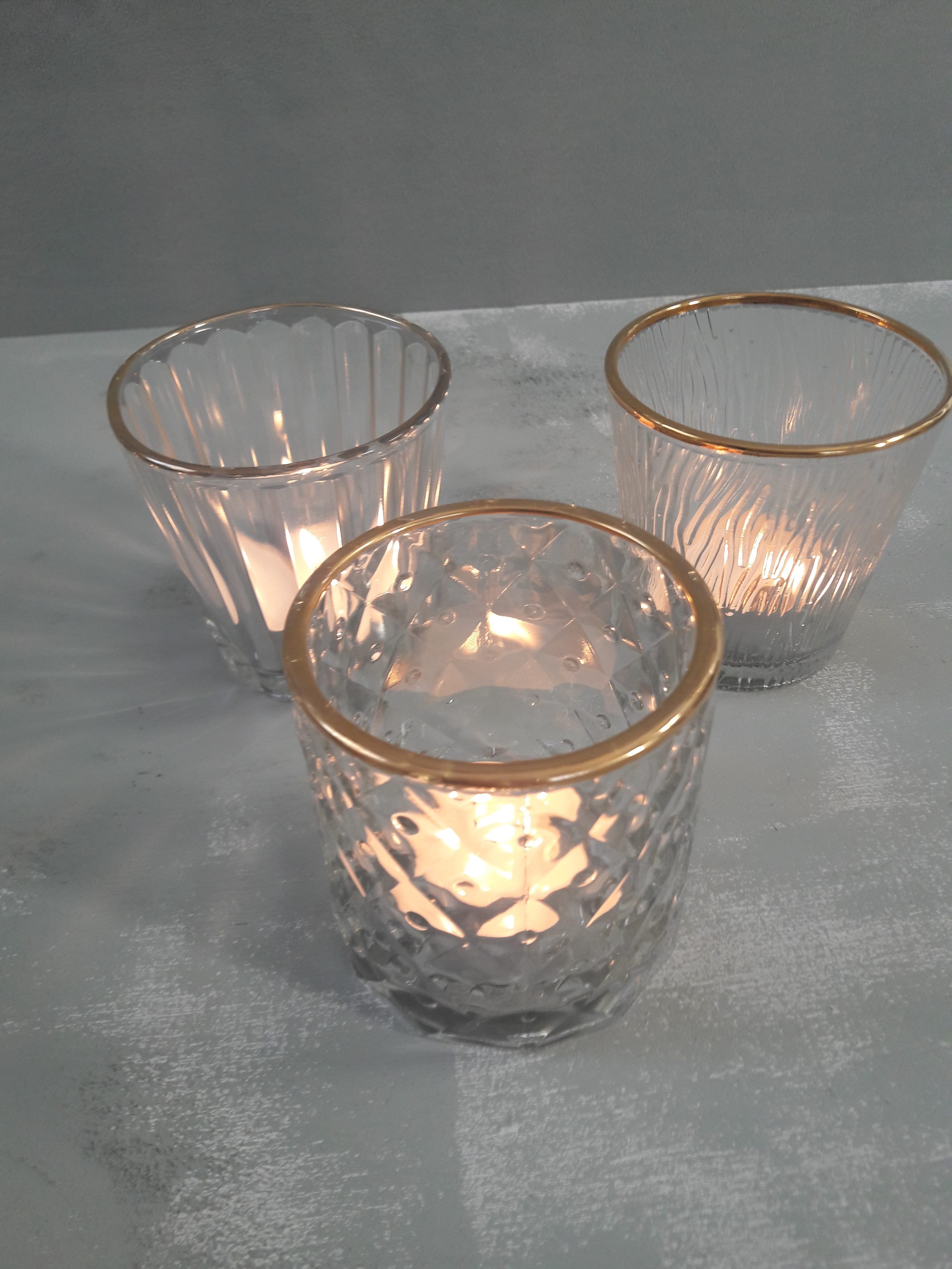 Huur │ Set van 20 glazen waxinelichtjes met goud randje - Feline Styling