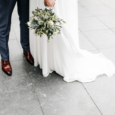 bruiloft dusty blue lambertuskerk raamsdonk wit wedding white decoratie zilveren trouwschoenen