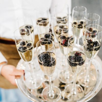 ceremonieopstelling champagne bramen bruiloft feest bubbels toost en taart