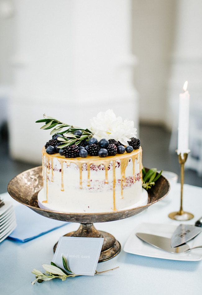 dripcake wedding bramen en blueberries naked cake velvet bruiloft toost en taart