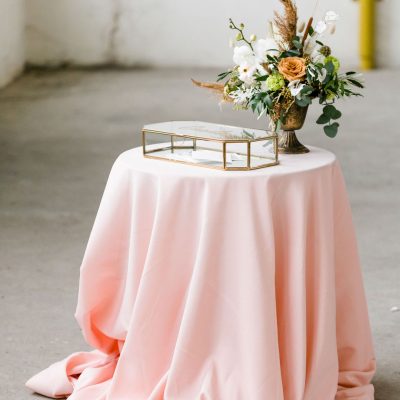 stamtafel hoes cocktailtafel sta tafel rok roze huren bruiloft blusroze statafelkleed tafelkleed zachtroze babyroze