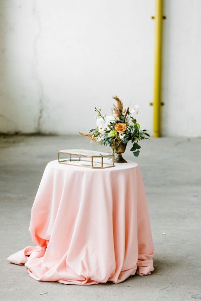 stamtafel hoes cocktailtafel sta tafel rok roze huren bruiloft blusroze statafelkleed tafelkleed zachtroze babyroze