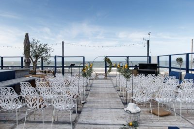 strandbruiloft trouwen wassenaar beachwedding styling bruiloft strand italie citroenen olijf witte stoelen huren partylichts tuinstekers zomer bruiloft