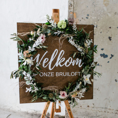 Welkomsbord met ring voor bloemen incl. schildersezel geschikt voor decoratie bruiloft