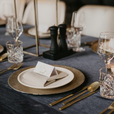 onderbord goud bruiloft huren fluweel diner tafelkleed blauwkunststof