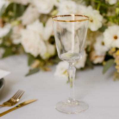 wijnglas witte wijn met gouden rand geschikt voor bruiloft decoratie
