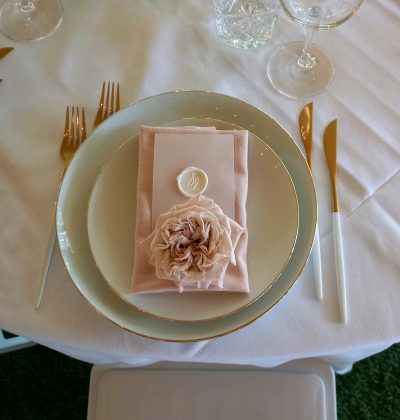 huren porselein dinerbord wit met gouden rand chique tafel styling bruiloft