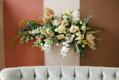 Diverse roze tinten moodboard bruiloft hangend bloemstuk decoratie ceremonie