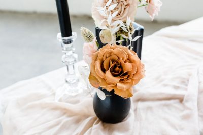 huren zwarte vaasjes bruiloft feest keramiek steen tafeldecoratie bruiloftstyling bloemen huren