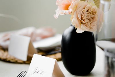 huren zwarte vaasjes bruiloft feest keramiek steen tafeldecoratie bruiloftstyling bloemen huren