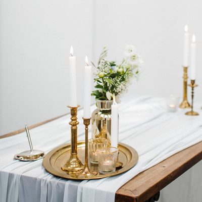 dienblad vintage hout fotoprops fineart shoot bruiloft decoratie huren details gouden kandelaren
