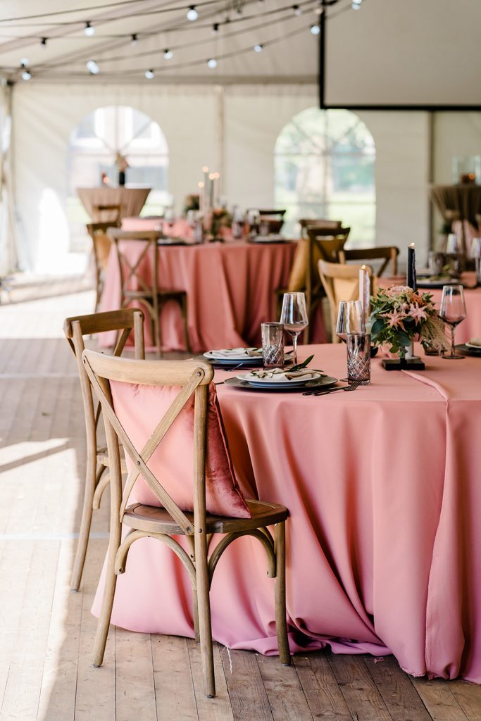 tafel dekken tips roze crossbackchairs houten stoelen huren bruiloft dusty roze tafelkleed