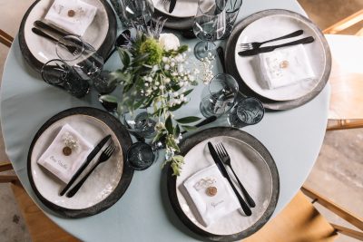 tafelsetting diner opdekken corona bruiloft 1,5 meter olijfgroen zwart bestek